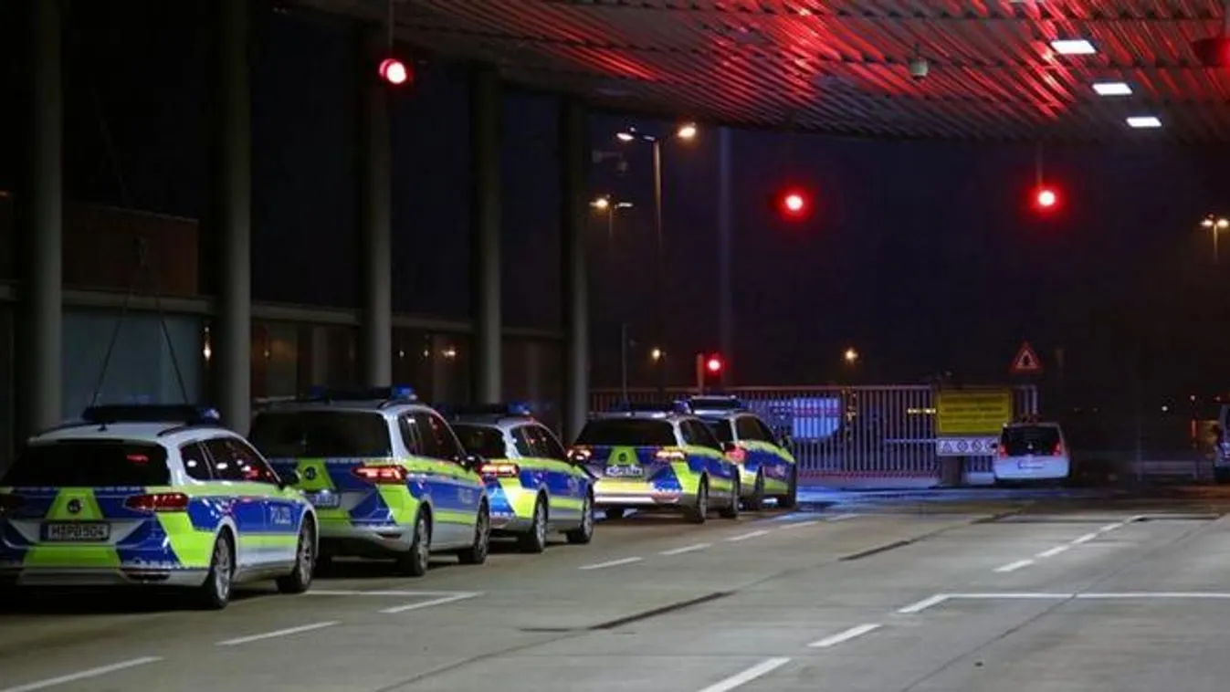 Áttört egy kaput és a kifutópályára hajtott egy autós Hannoverben