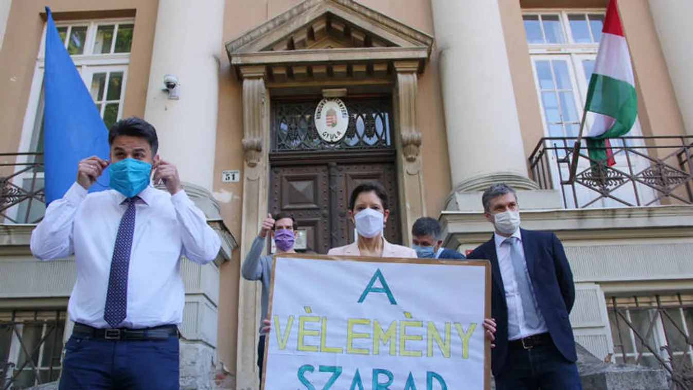 Bocsánatkérés helyett továbbra is hergelnek az ellenzékiek