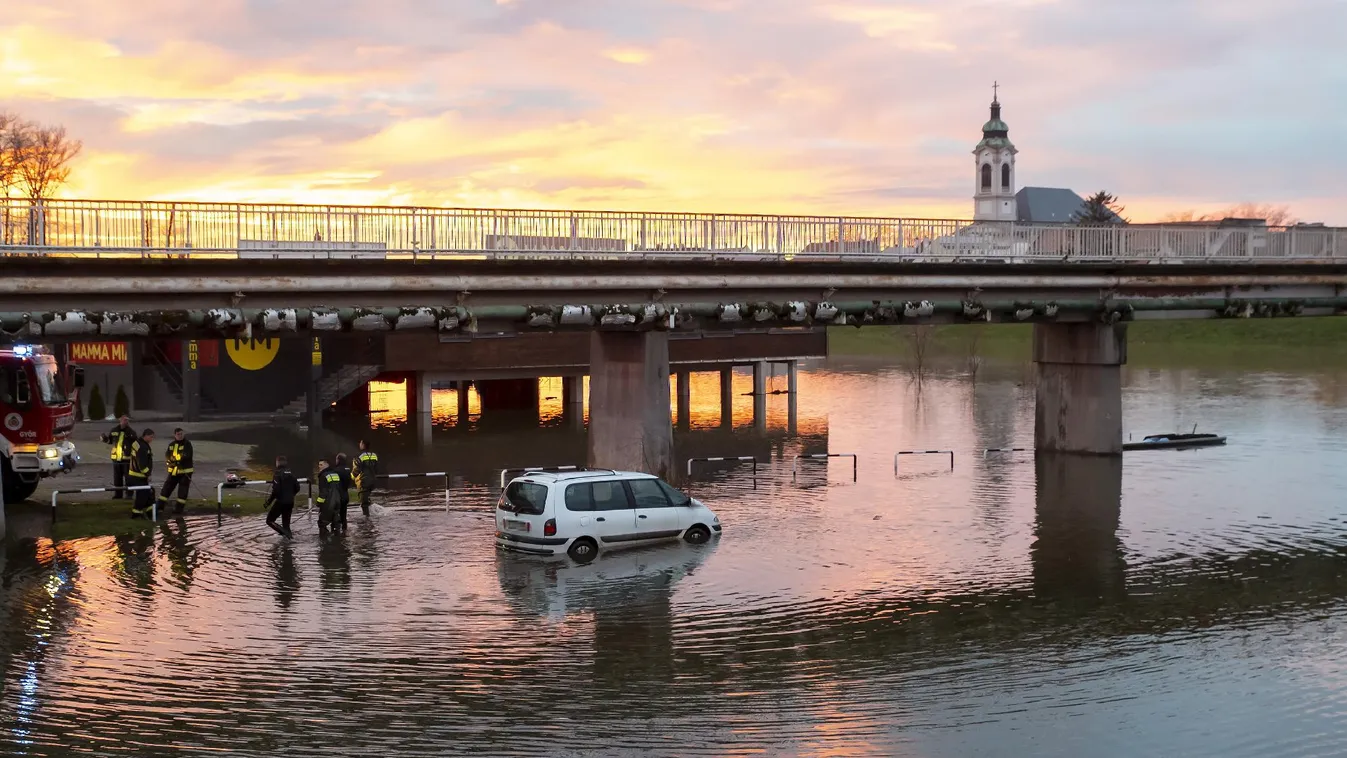 Autókat mentettek a megáradt Rábából egy győri parkolóban + videó