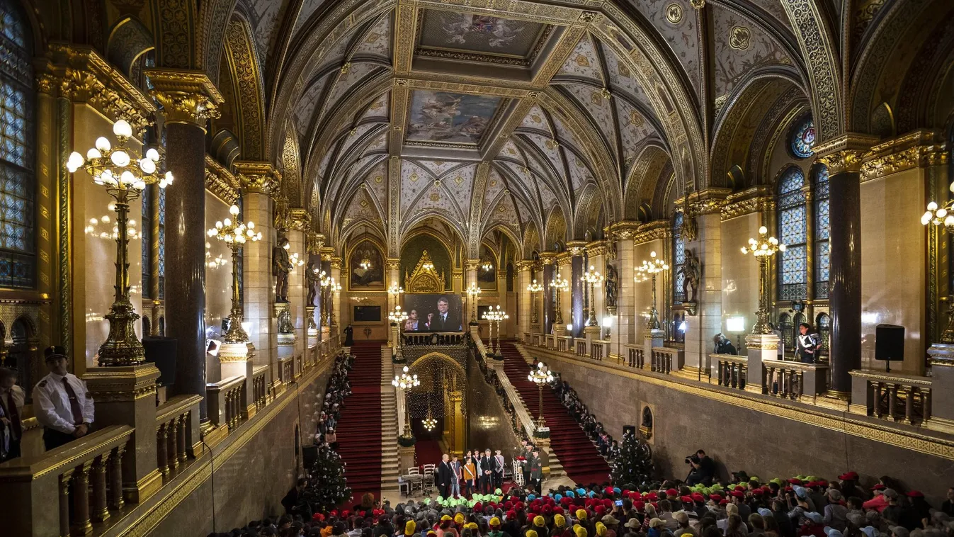 Kövér László fogadta a gyerekeket a Parlamentben