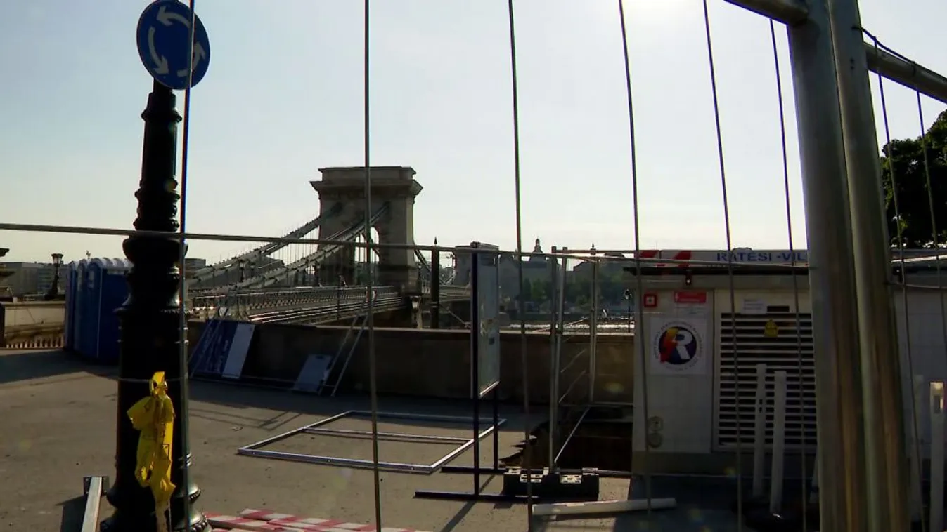 Bombát emelnek ki a Dunából