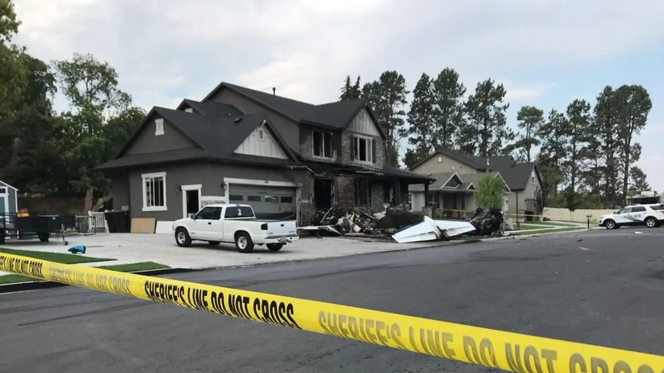 Kisgéppel repült a házának, hogy végezzen a családjával