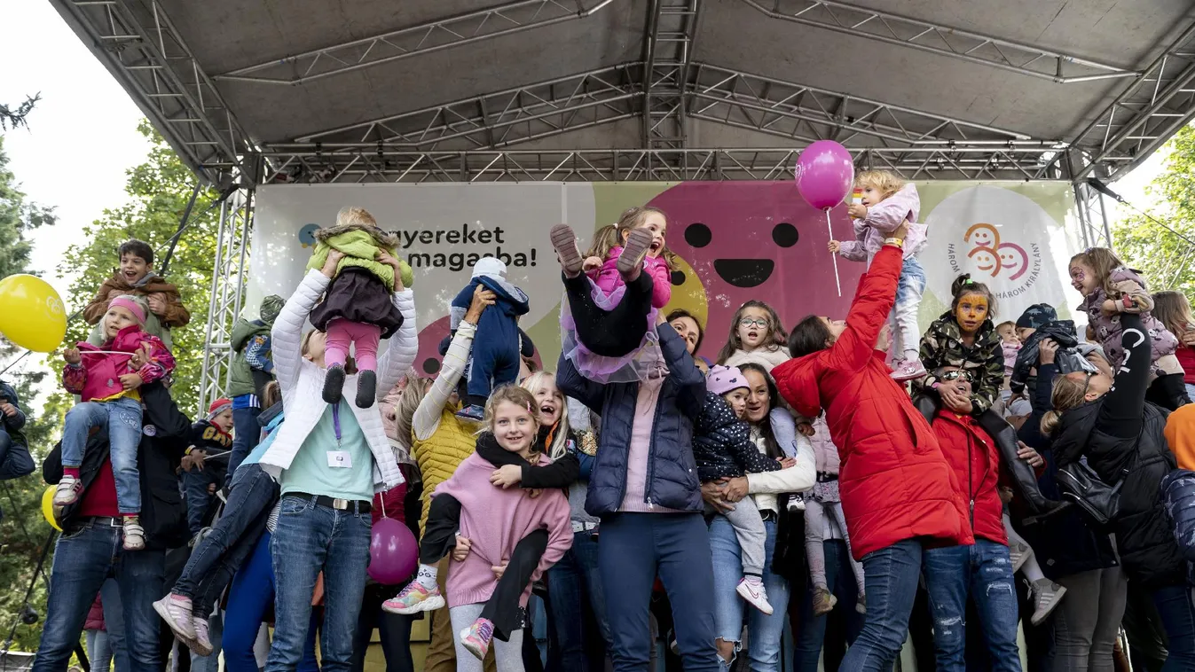 Több mint tízezer gyereket emeltek magasba