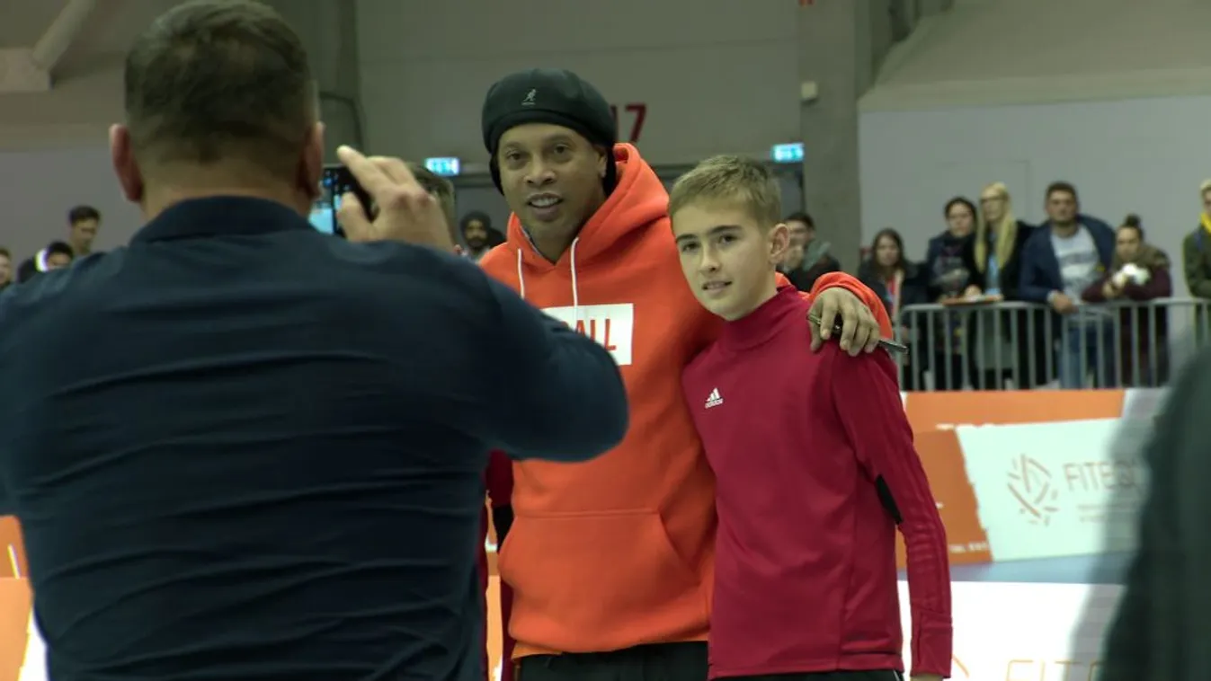 Óriási tömeg várta Ronaldinhót a Hungexpón