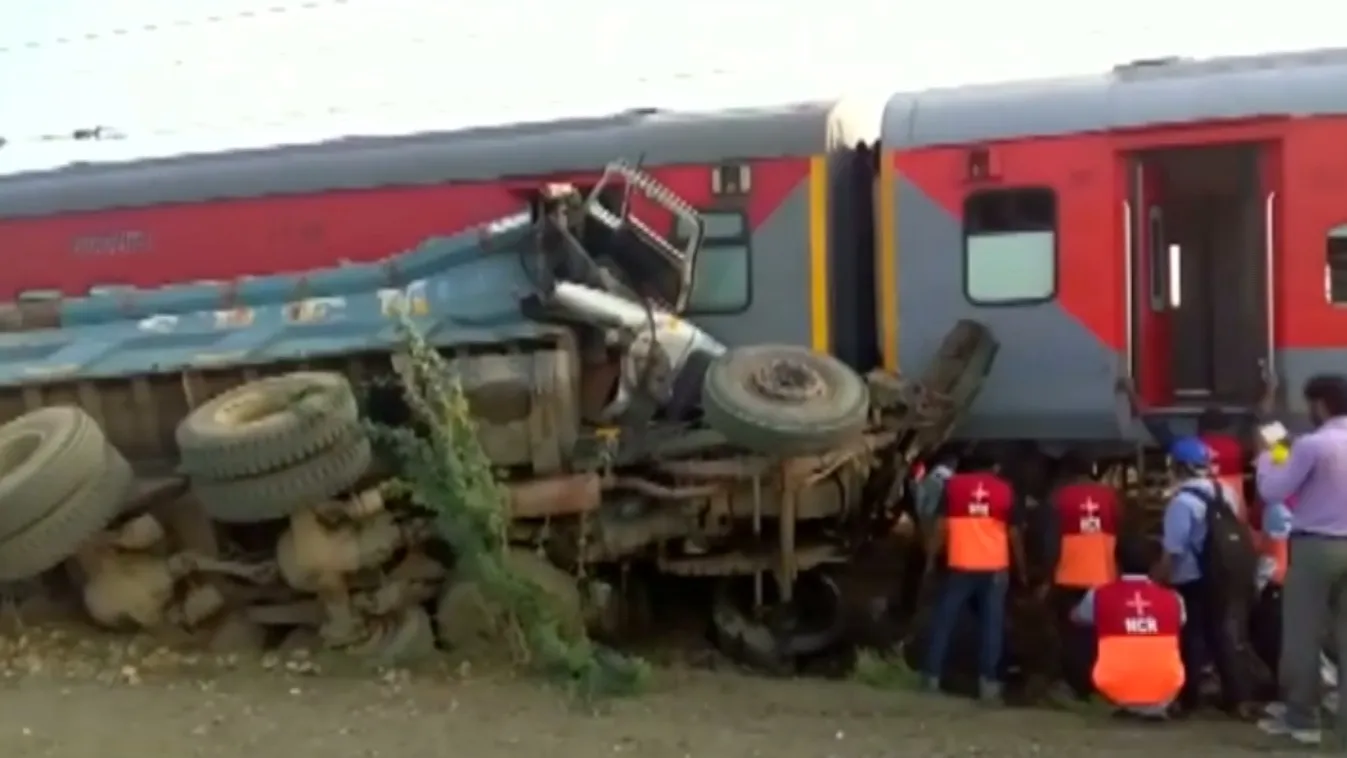 Kisiklott egy személyvonat, egy teherautót is maga alá gyűrt