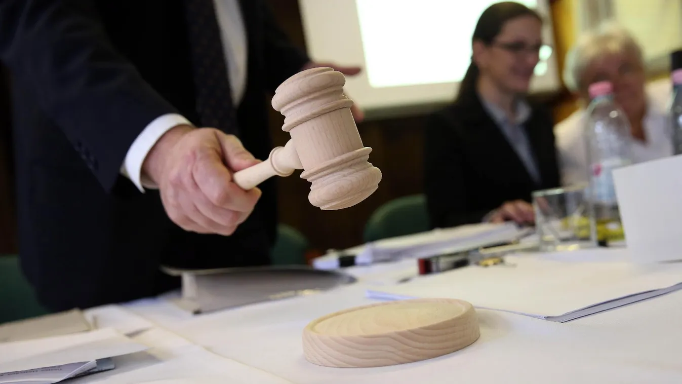 „Baráti köröknek, áron alul adják a földeket”