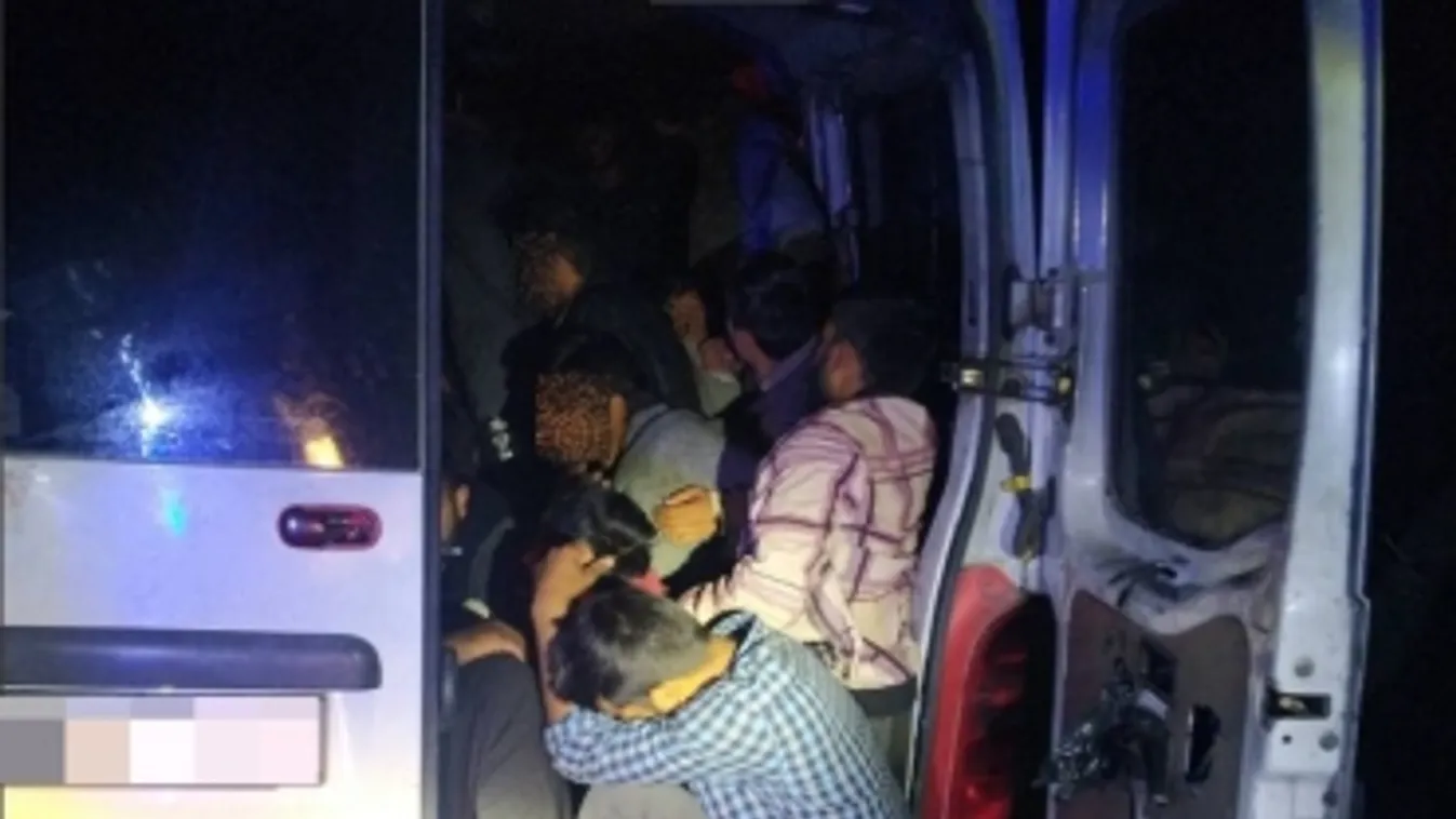 28-an egy kisbuszban