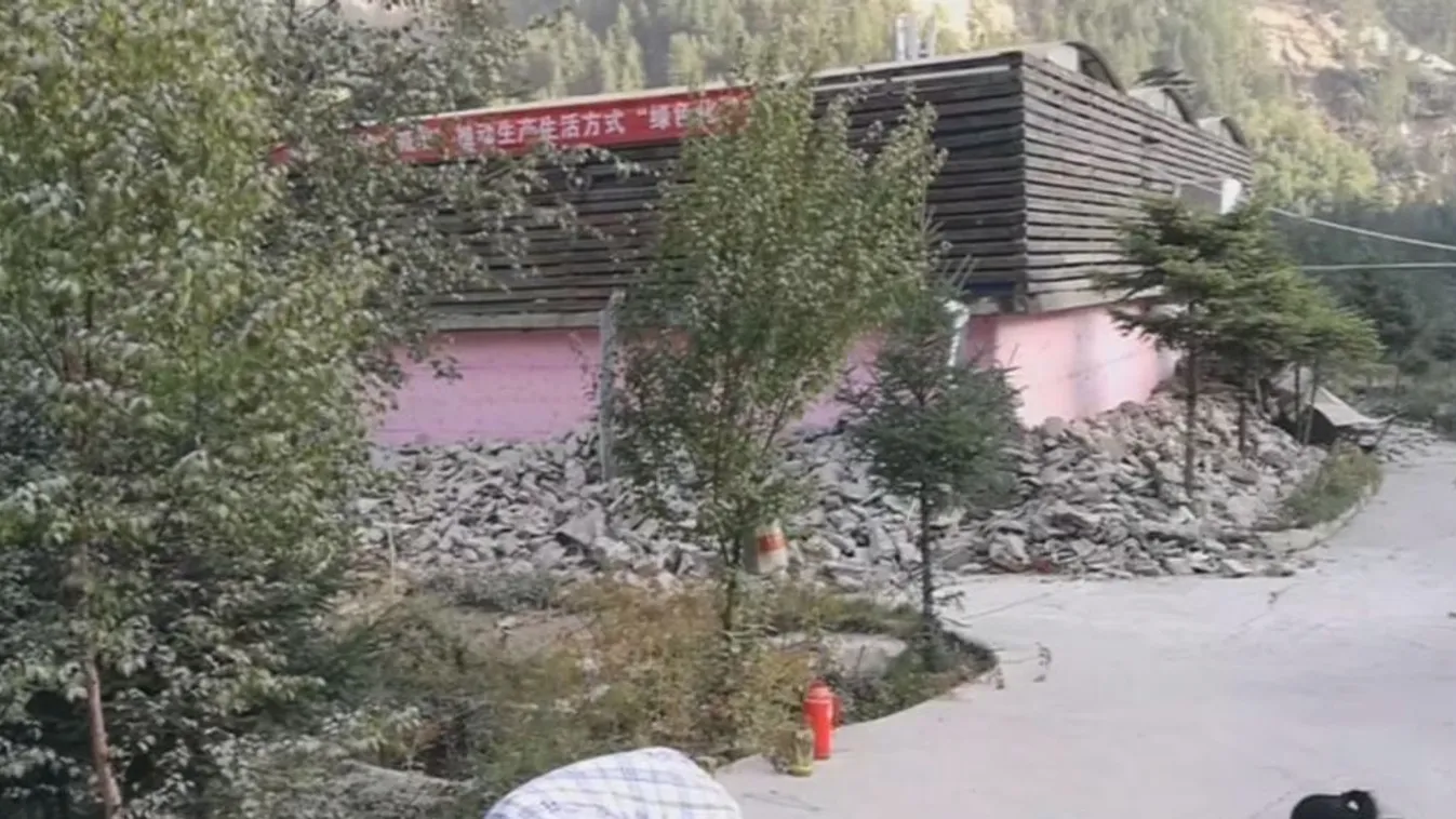 Földrengés volt Kínában, rengetegen megsérültek