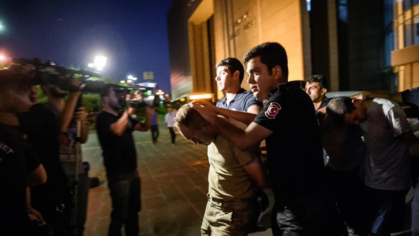 A demokrácia megmenekült, az ország ujjongott – BBC Our World