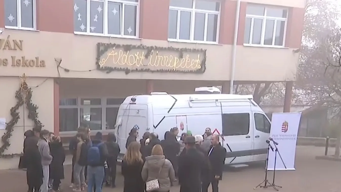 Kormányablakbuszok nyújtanak segítséget a felvételiző középiskolásoknak az ügyeik intézésében  + videó