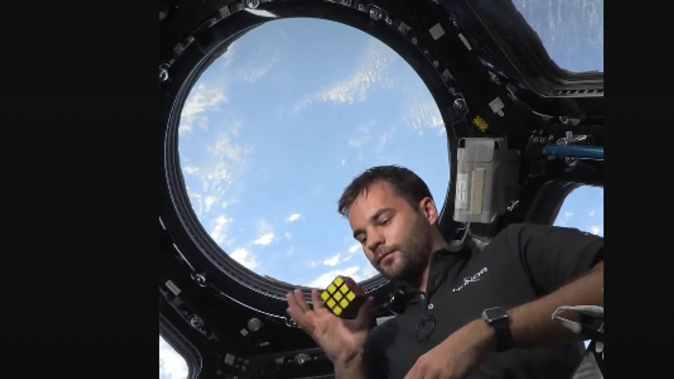 Üdvözletem Kedves Földlakók!, mondta Kapu Tibor és a súlytalanságban kirakta a Rubik-kockát + videó