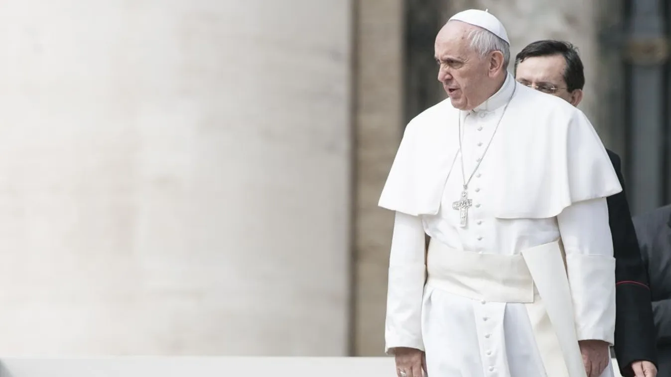 Liftbe rekedt Ferenc pápa