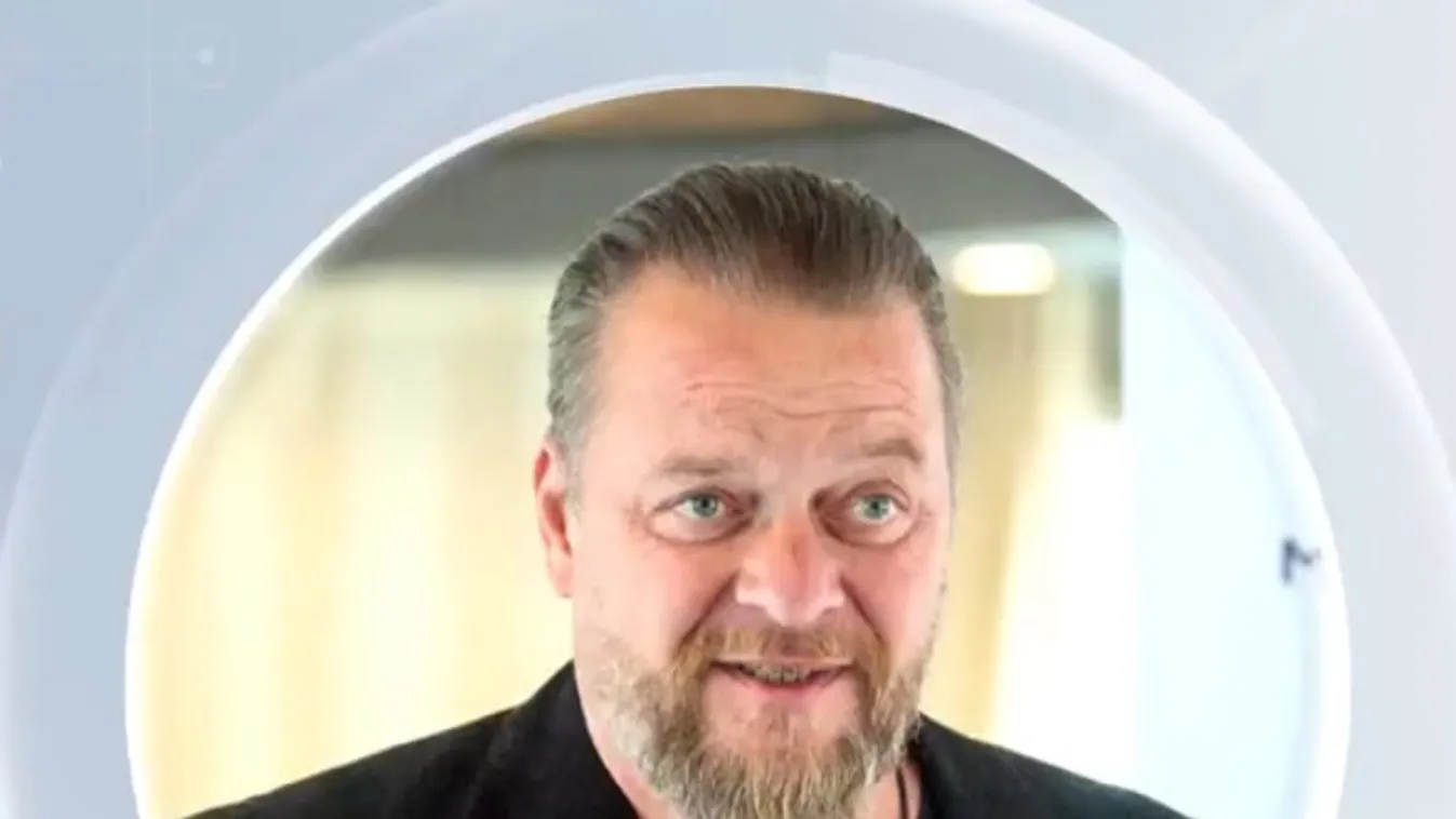 Parajdért hívja színpadra a zenészeket az Ismerős Arcok zenekar + videó