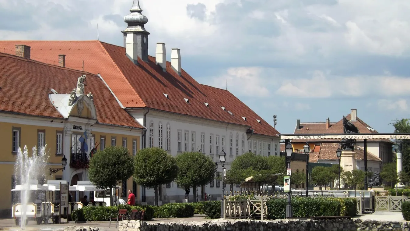 Eldurvult a váci közélet