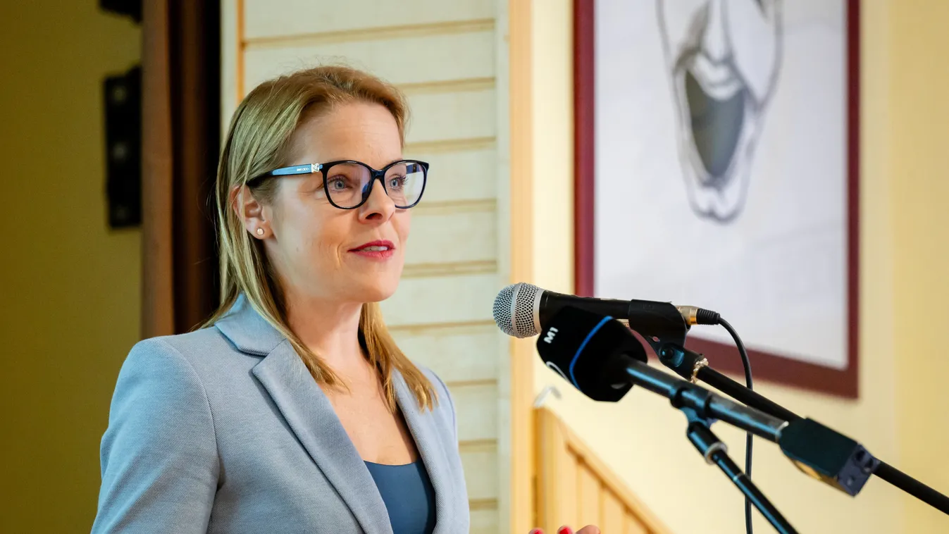 Balatoni Katalin: Augusztus 1-jén megkezdődik a tankönyvek kiszállítása az iskolákba