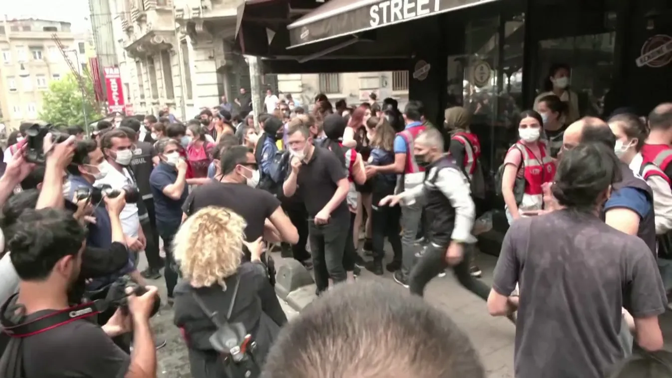 Könnygázzal oszlatták fel a török rendőrök a betiltott melegfelvonulást Isztambulban