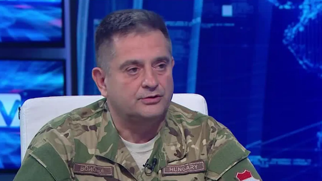 Sorban állnak a fiatalok, hogy vezethessék a Lynx harcjárművet