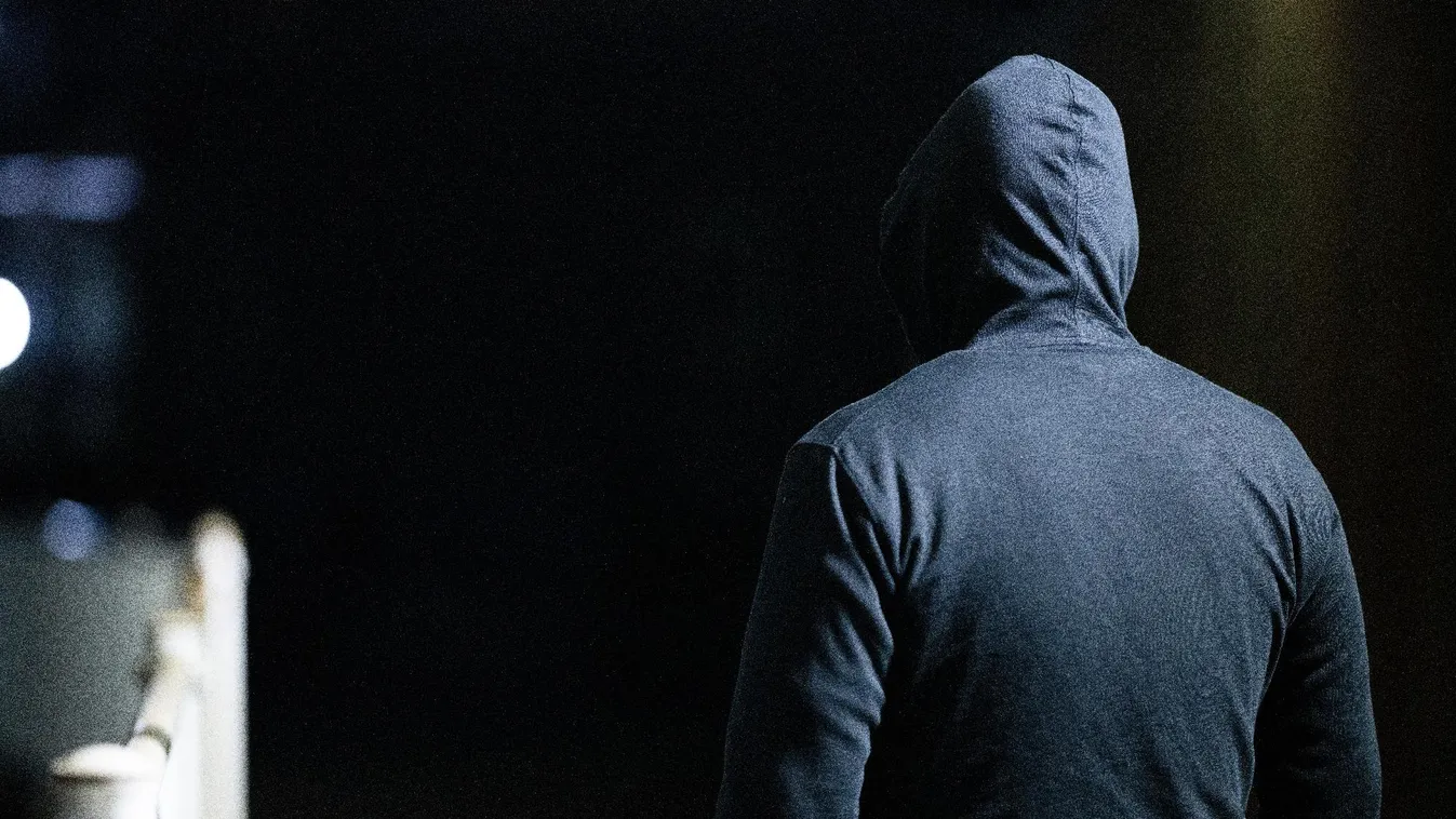 Fiatalkorú ellen emeltek vádat gyermekpornográfia, szexuális erőszak és csalás miatt Pécsen