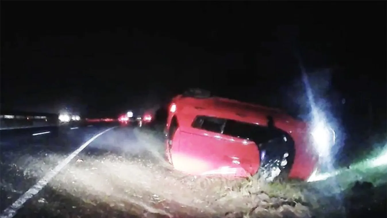 Videón, ahogy felborul egy Suzuki az M3-ason. Rengetegen próbáltak a sérülteknek segíteni