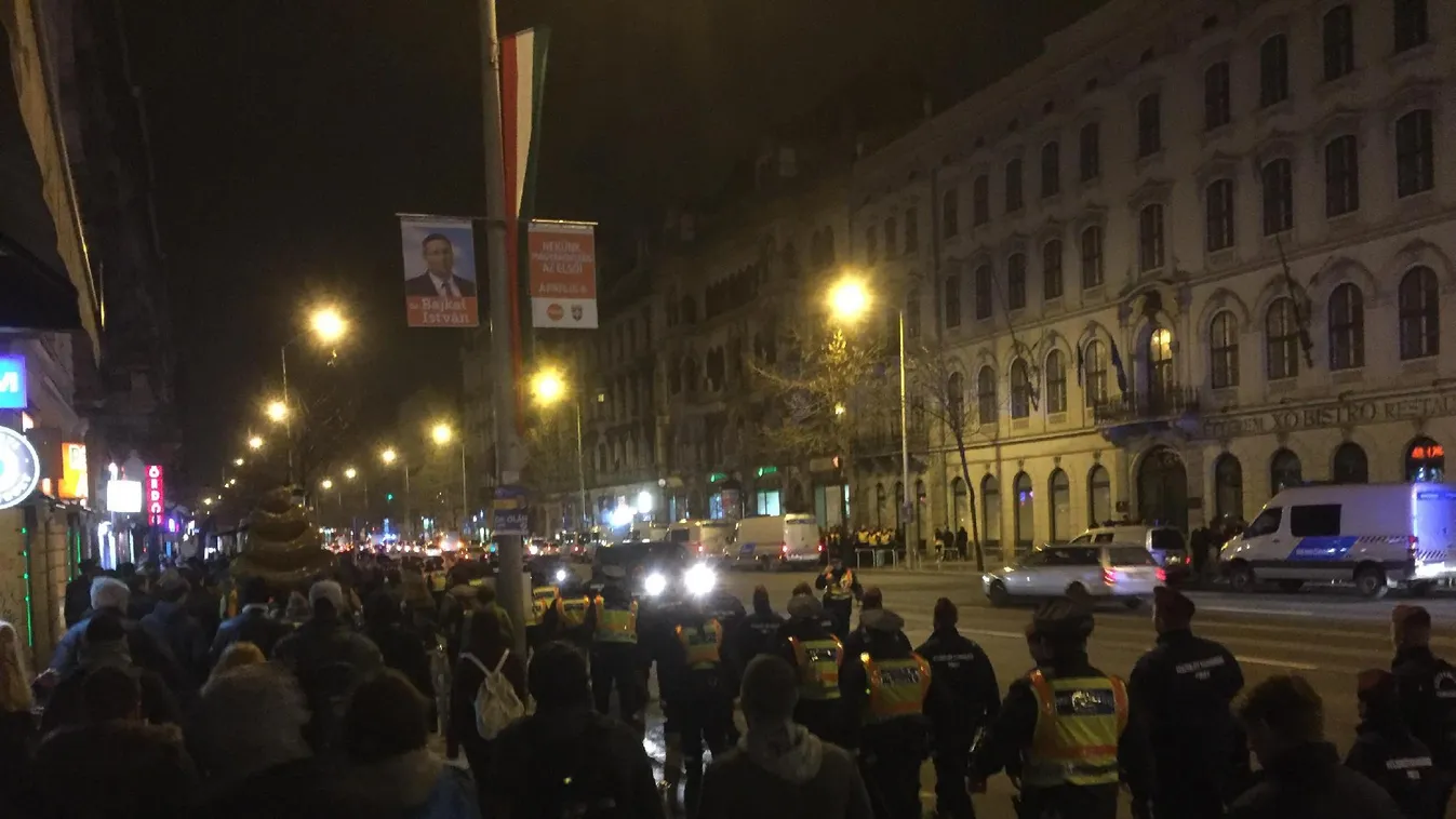 Patthelyzet a tüntetésen: körbezárták a rendőrök a diákokat