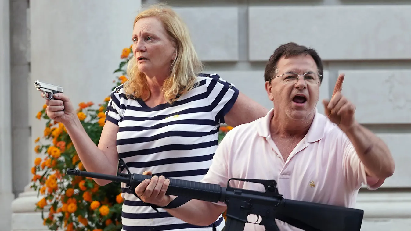 Vádat emeltek az otthonukat védelmező jogászházaspár ellen