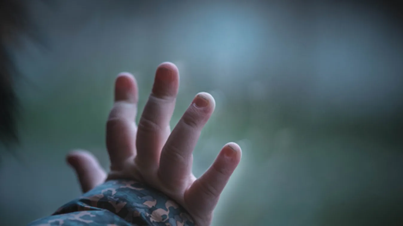 Még a rendőrök is elsírták magukat: egy 15 hónapos kislány 5 napig ült édesanyja holtteste mellett