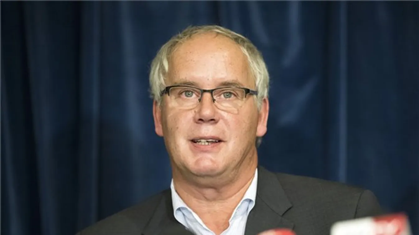 Wladár Sándoré a feladat, hogy békét hozzon az úszótársadalomban