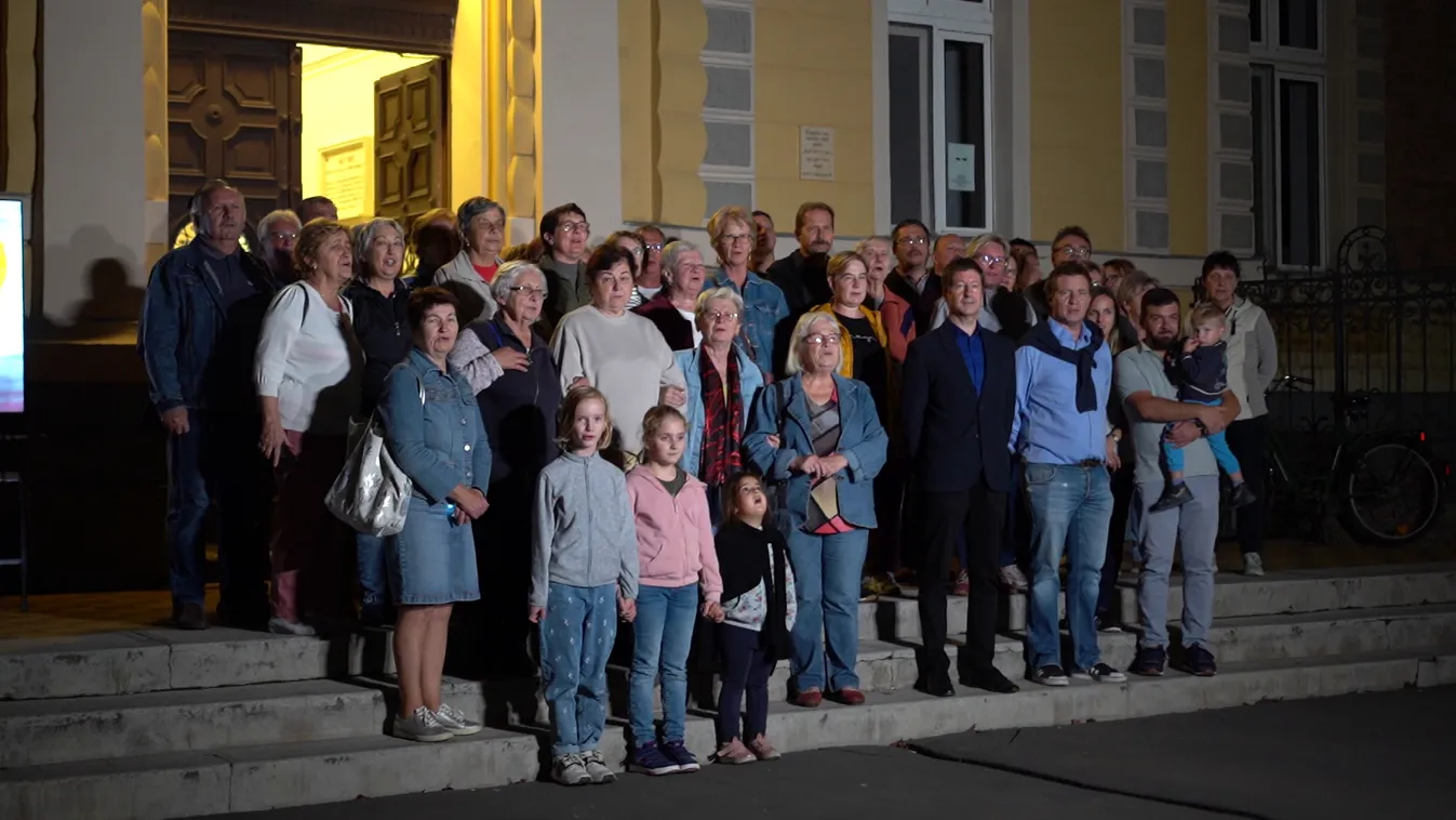 Spontán flashmob Karikó Katalin alma materében