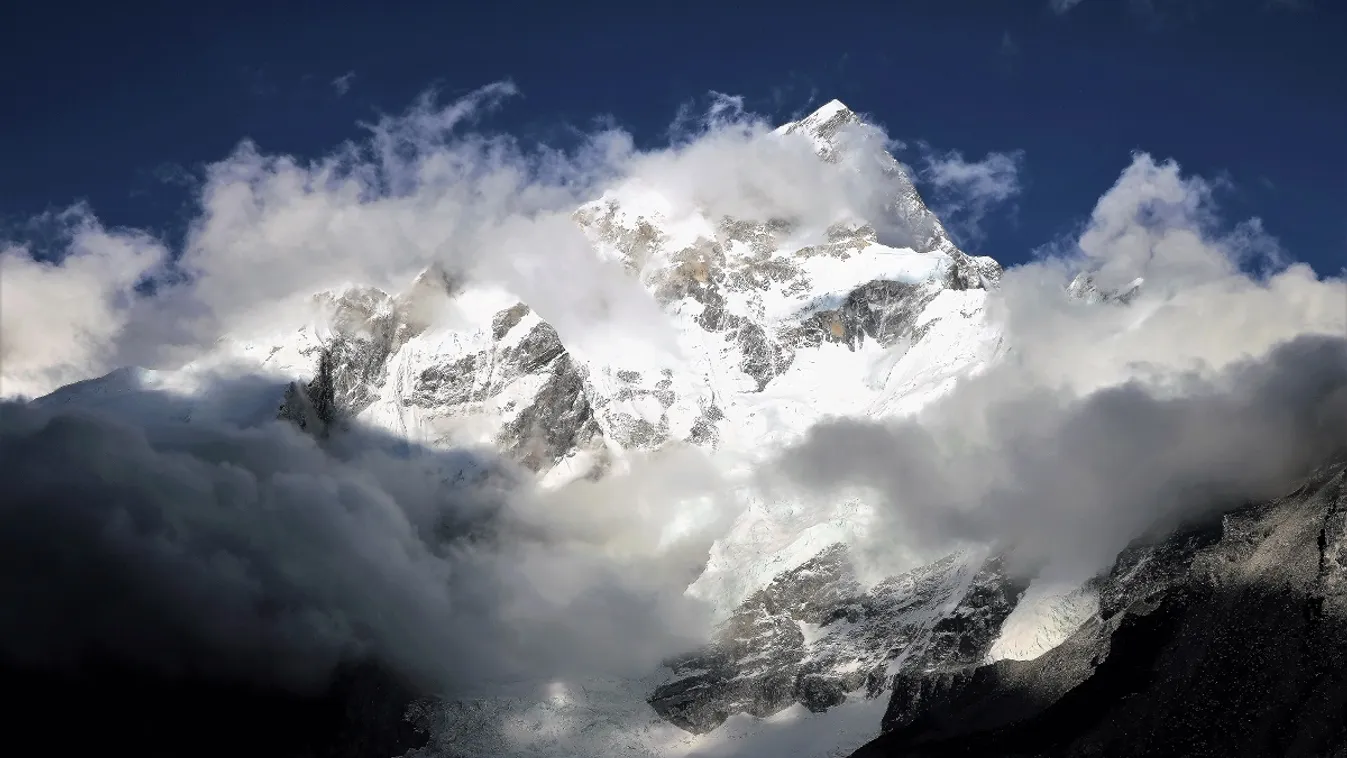 Százak estek csapdába több ezer méter magasan a Mount Everesten