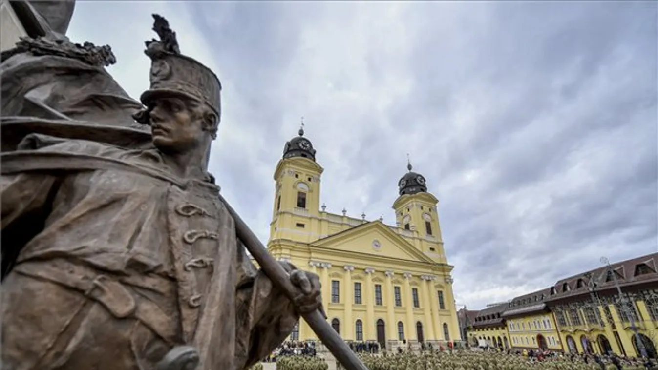 Elköszöntek a Koszovóba készülő katonáktól Debrecenben