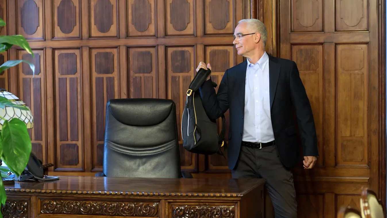 Facebookon támogatja Balog Káslert