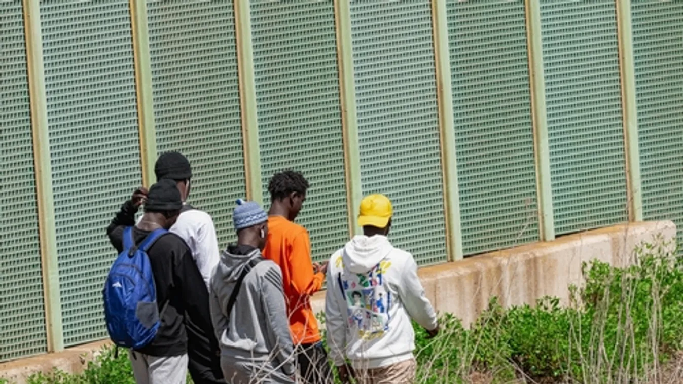 Olaszország augusztus elsején nyit migráns-táborokat Albániában