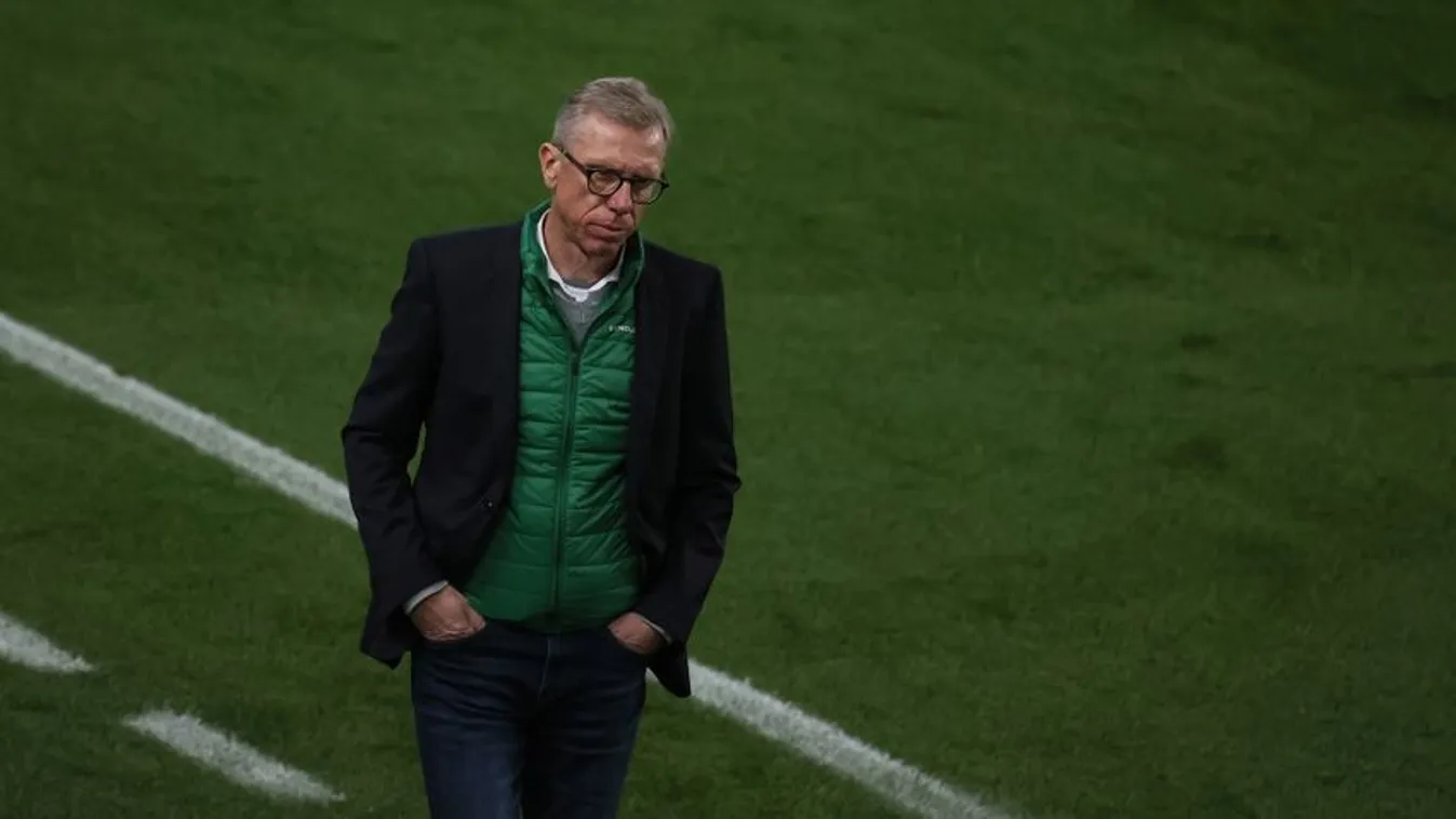 Belebukott a debreceni kudarcba, menesztette a Fradi Peter Stögert