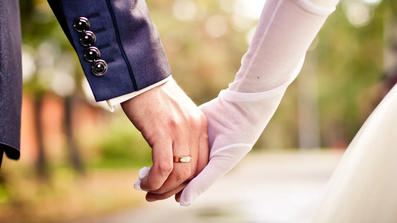 Három esküvő – Vetítő