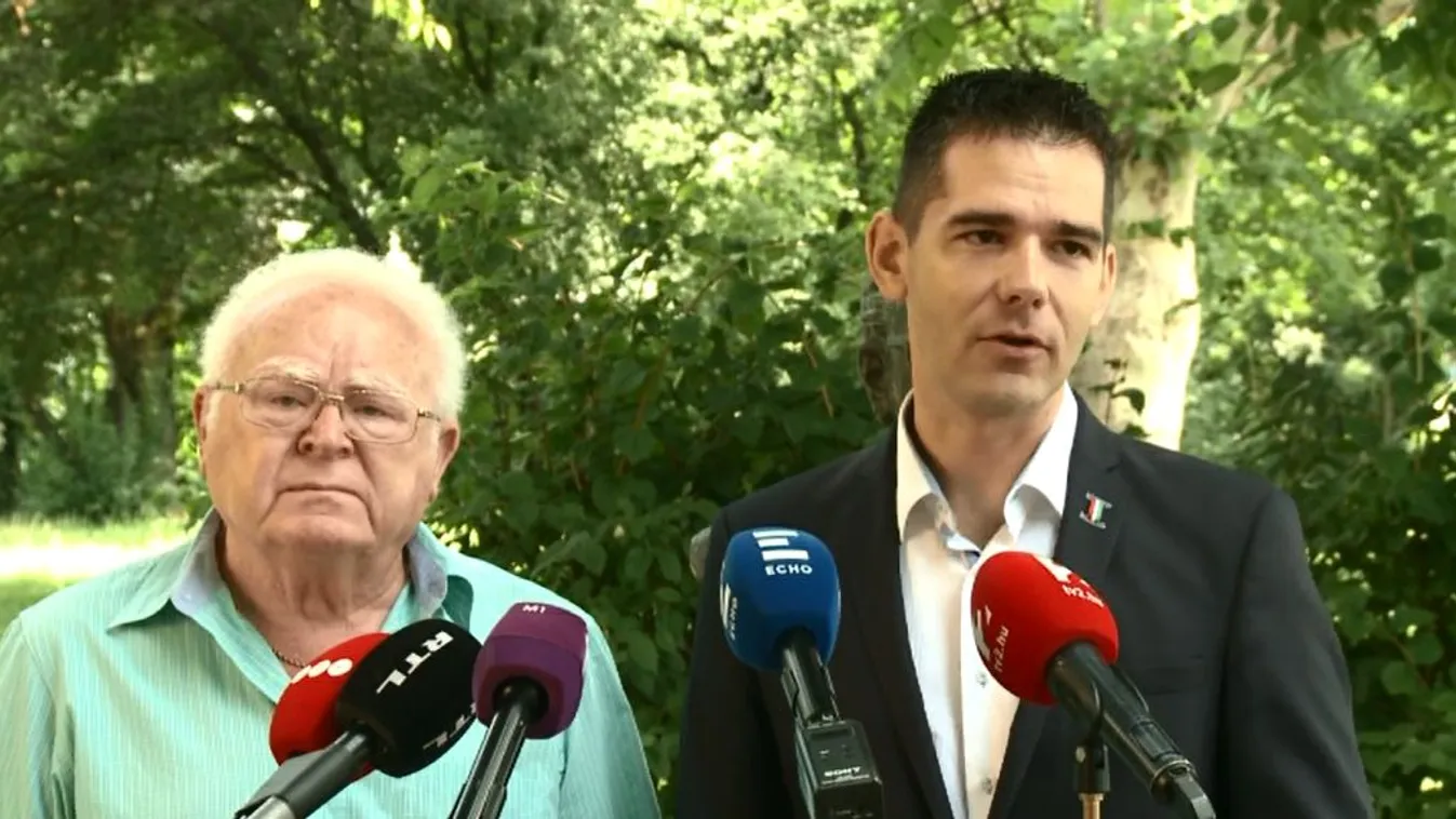 Toroczkai kapja meg a Mi hazánk első 56-os lyukas zászlóját