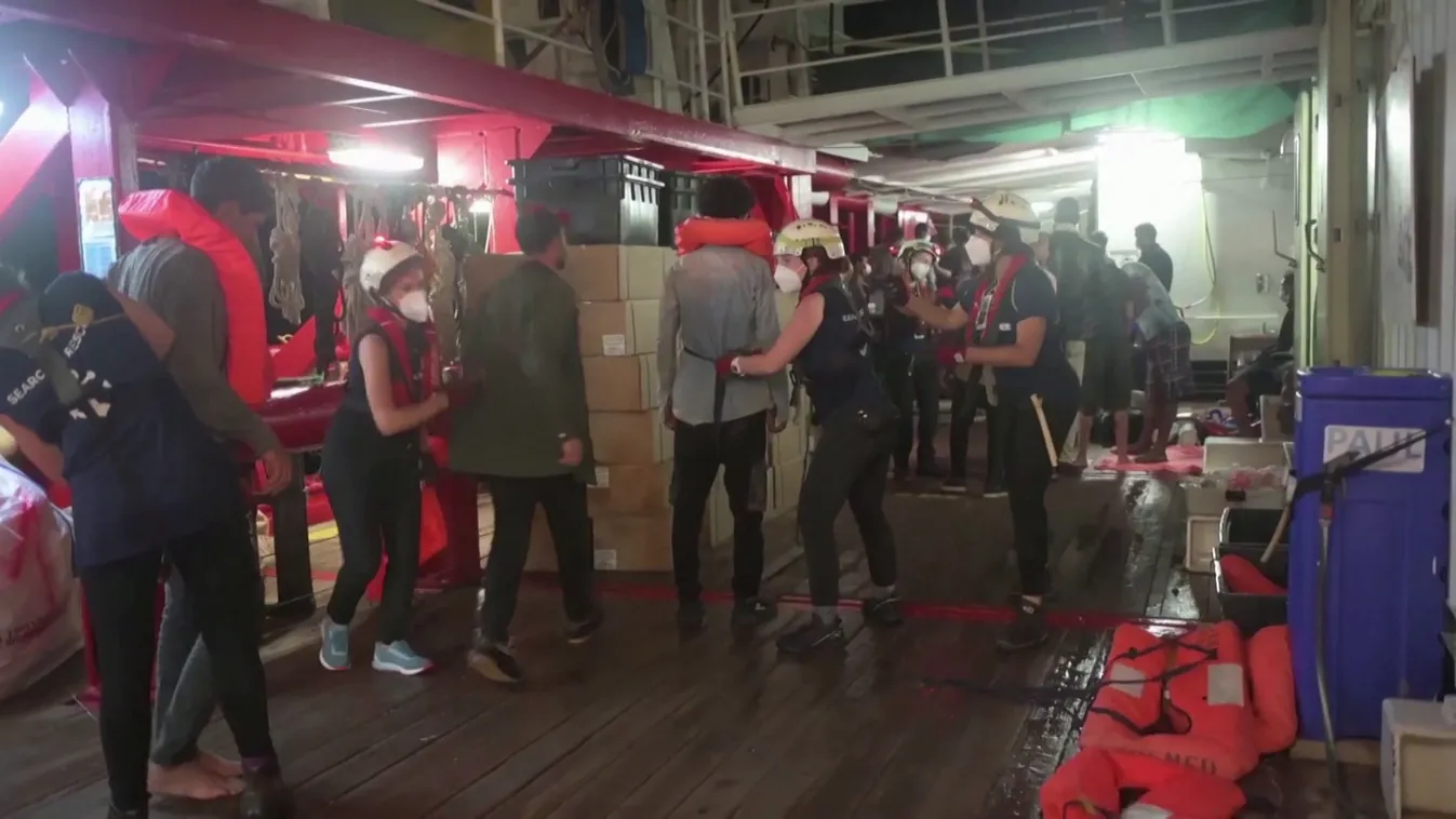 Csaknem 600 menekültet tenne partra egy civil szervezet hajója Dél-Európában