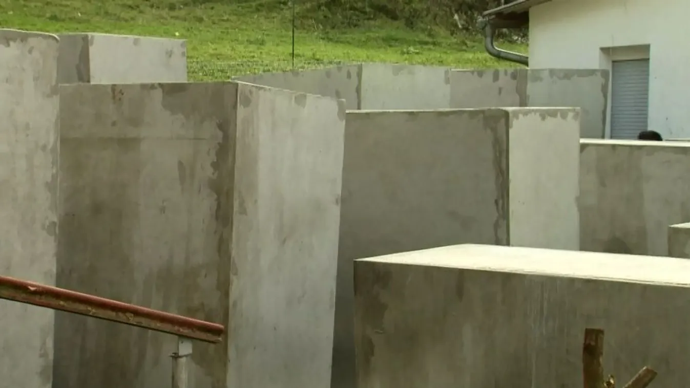 Bírálta az emlékművet, kapott egyet a háza elé