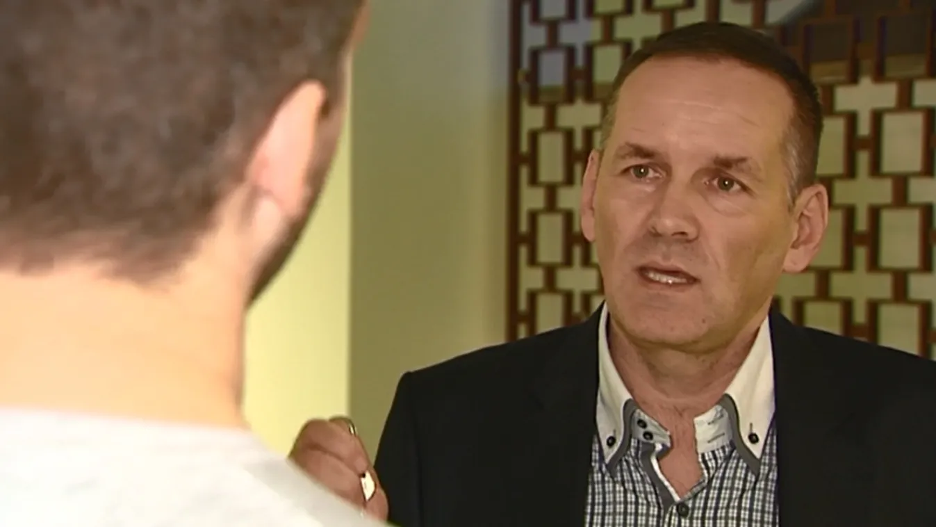 A Jobbik a dekoratív megjelenés alapján választott női munkatársakat