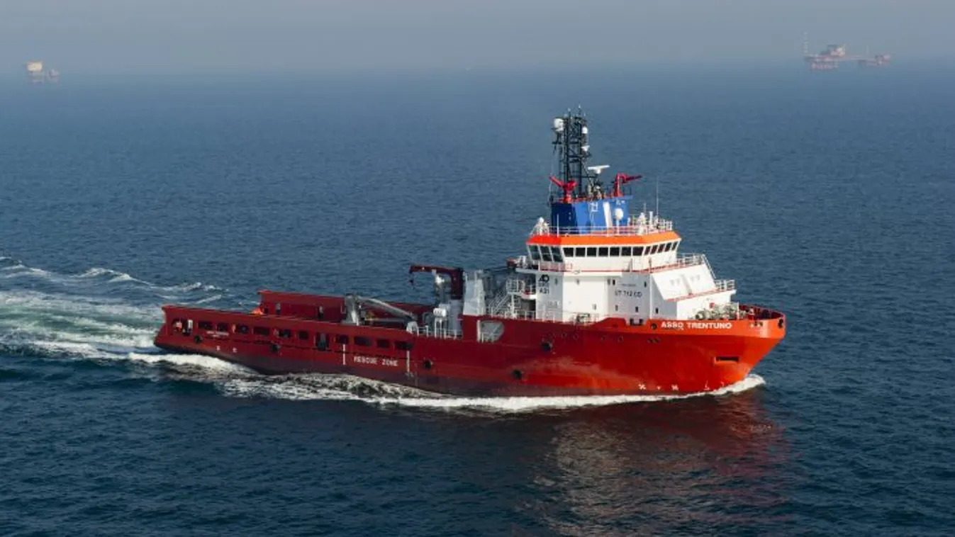 Egy olasz hajó ötven embert mentett ki a Földközi-tengeren