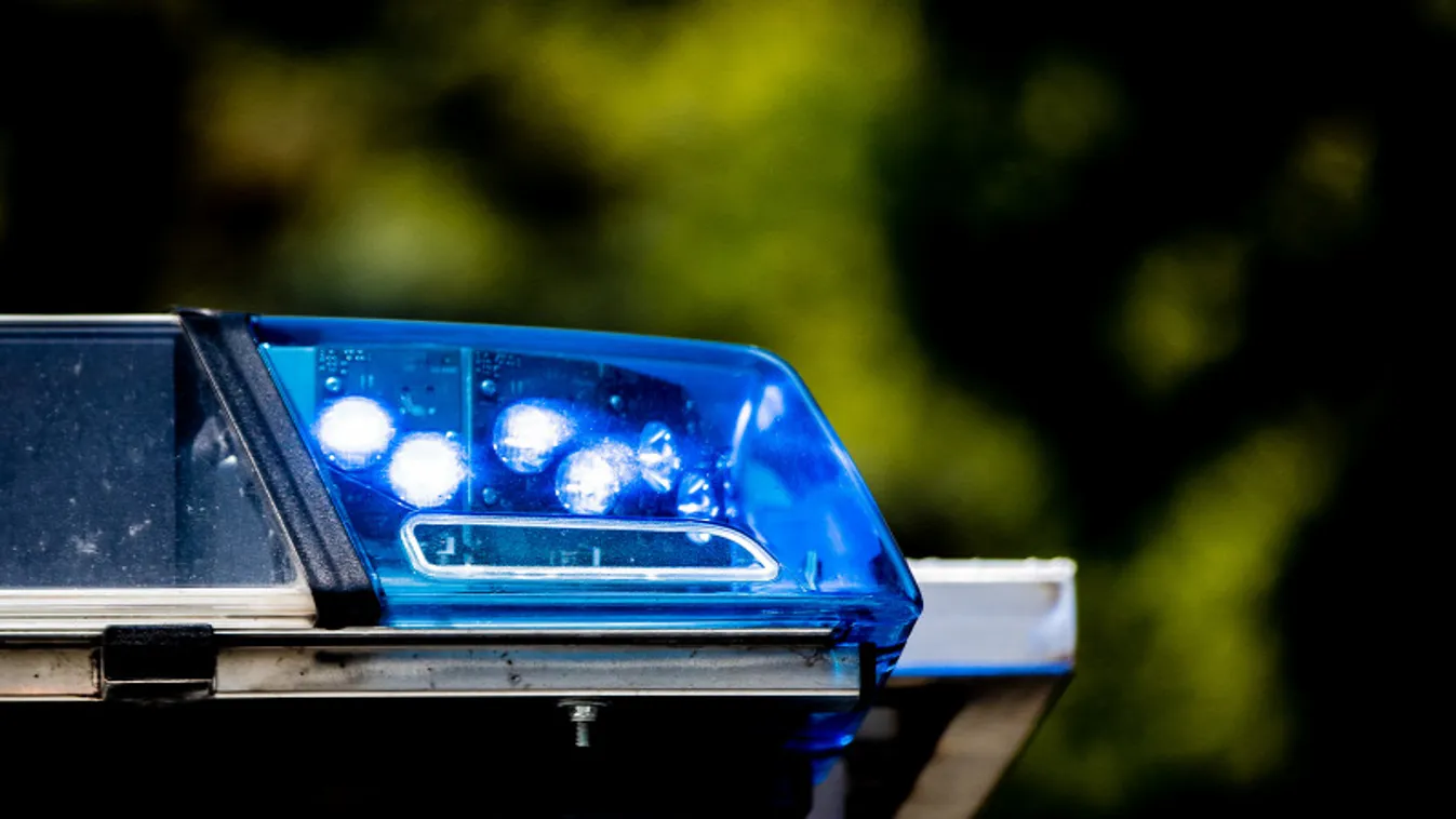 Kisgyermek ragadt egy autóban Szegeden a tűző napon