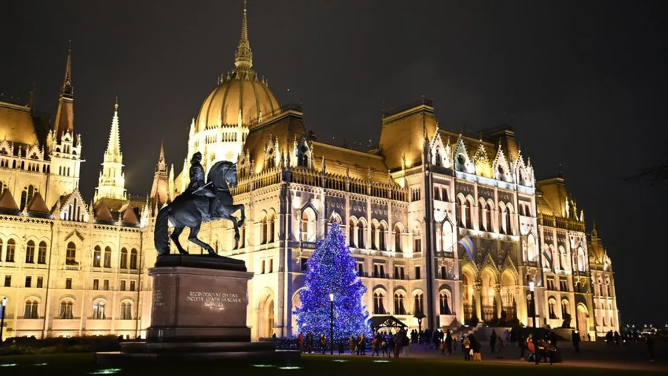 Hétfőn érkezik a Parlament elé az ország karácsonyfája