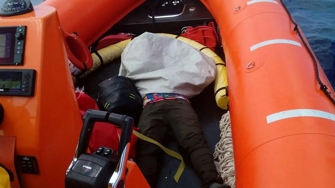 Partra sodródott egy migránsokat szállító csónak