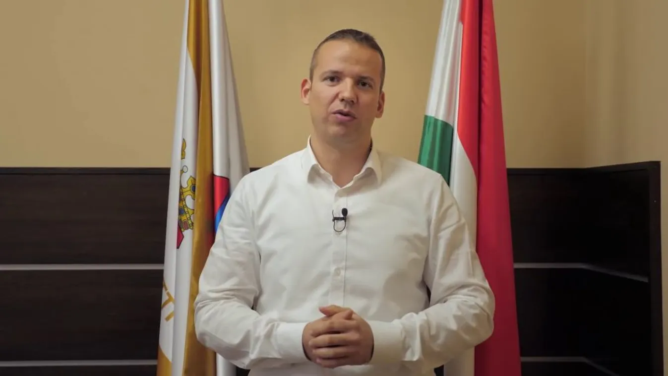 A könyvégetéstől rettegőknek üzent a Mi Hazánk elnöke