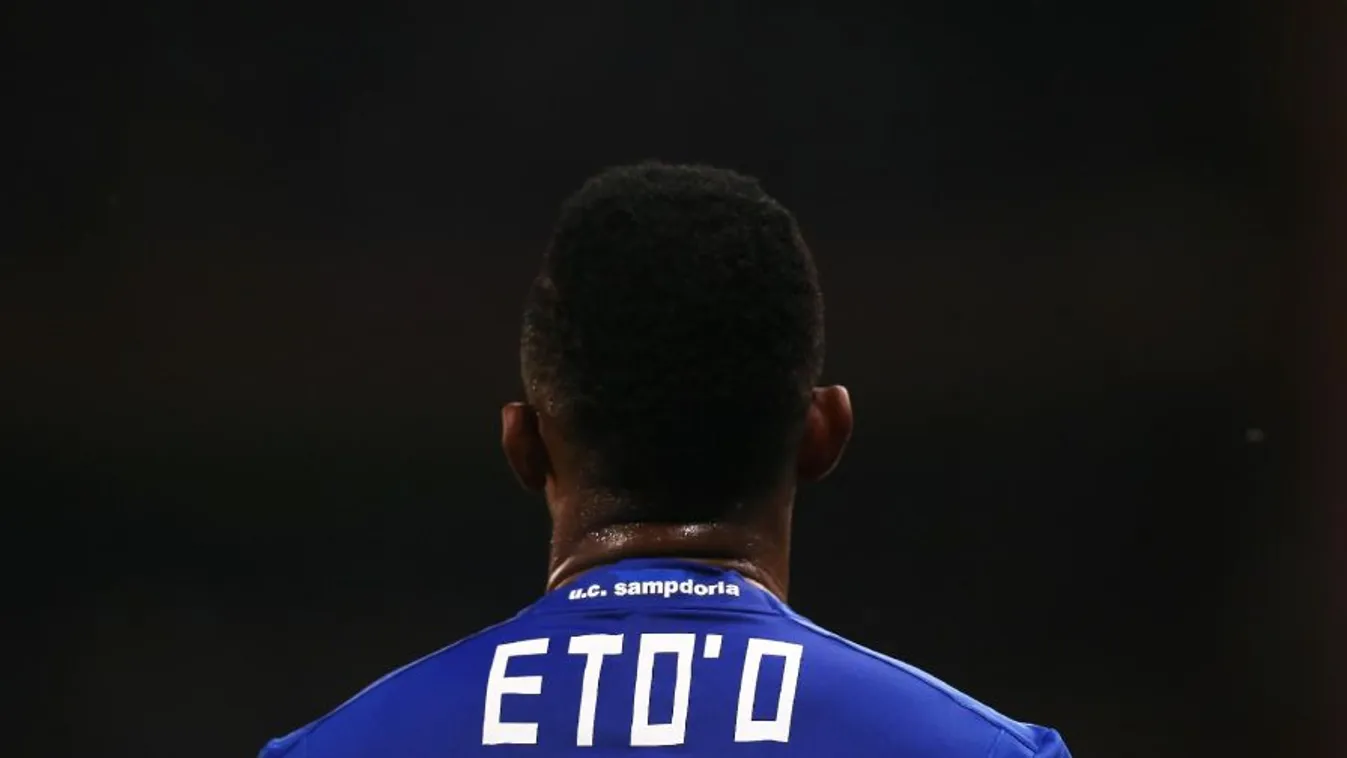 Samuel Eto'o dühében fejbe rúgott egy szurkolót
