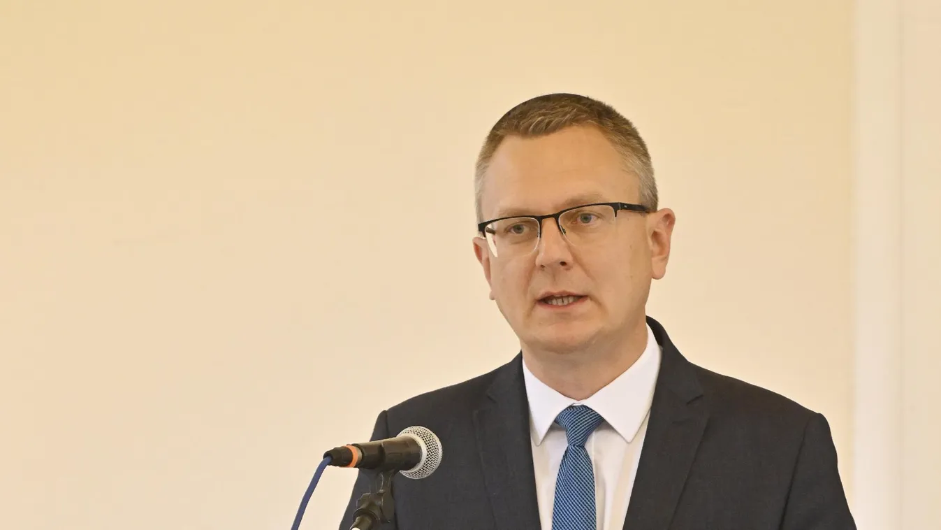 Rétvári Bence: A pedagógusok bére a diplomás átlagbérhez lesz kötve