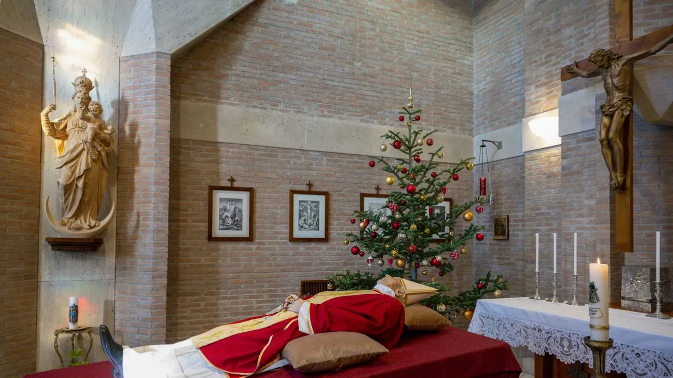 Felravatalozták XVI. Benedeket a római Szent Péter-bazilikában