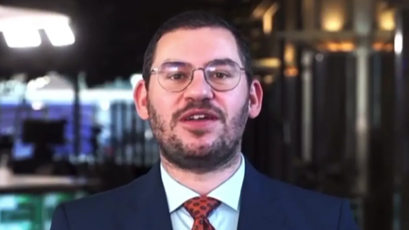 Pornográf anyagok terjesztése miatt elítélt homoszexuális férfi bírálja hazánkat