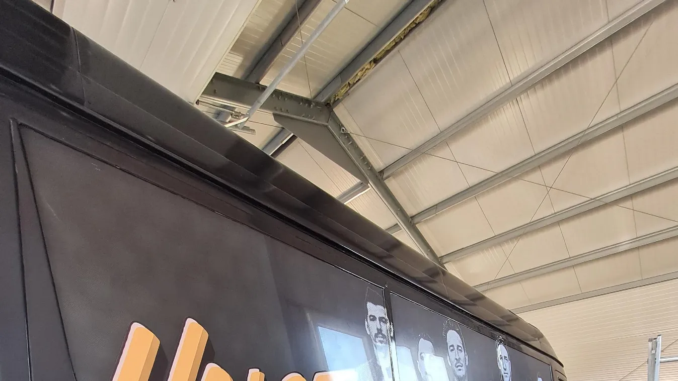 A Halott Pénz fotójával felmatricázott busz szeli az országutakat