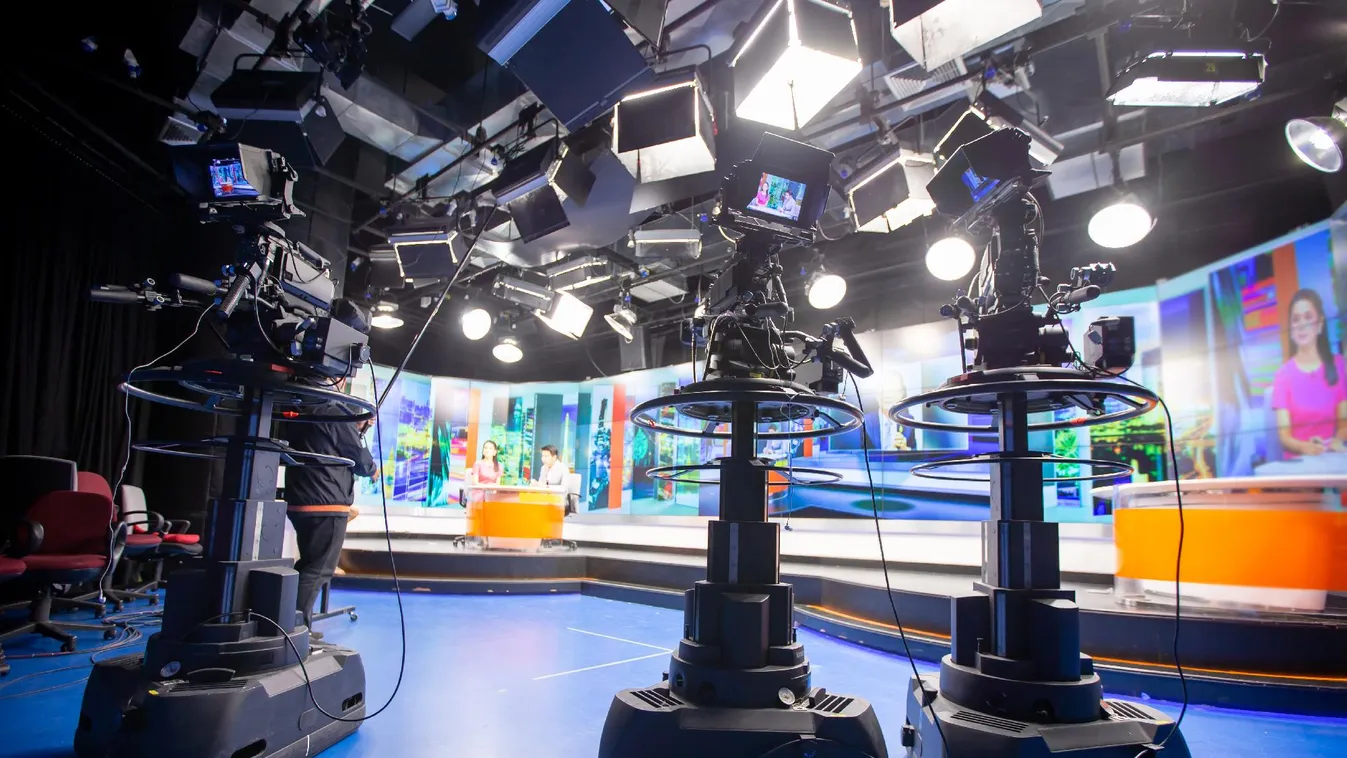 Felmentették a lengyel közszolgálati média vezetését, erőszakkal megtámadták a képviselőket + videó