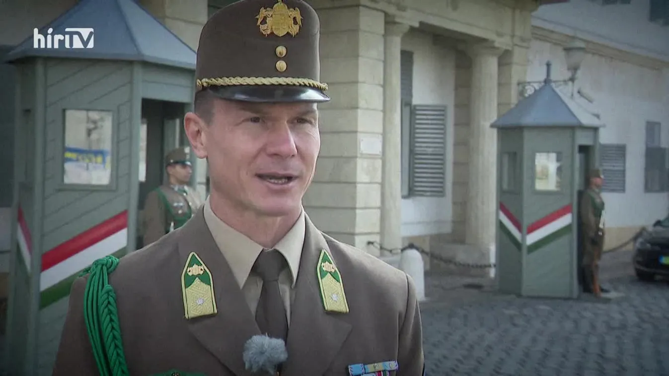 Szablya, szurony és palackzöld: a Palotaőrség különleges egyenruhájának minden részlete – Nincs fegyverhasználati joguk + videó